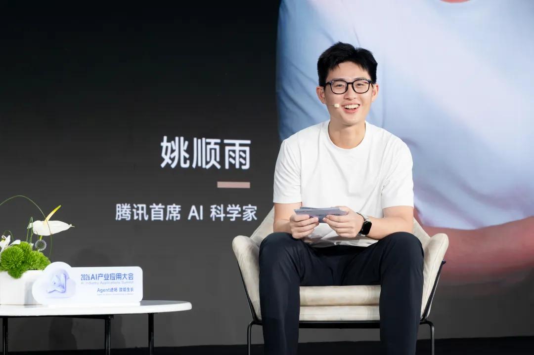 AI智能体与传统聊天机器人的执行模式区别图